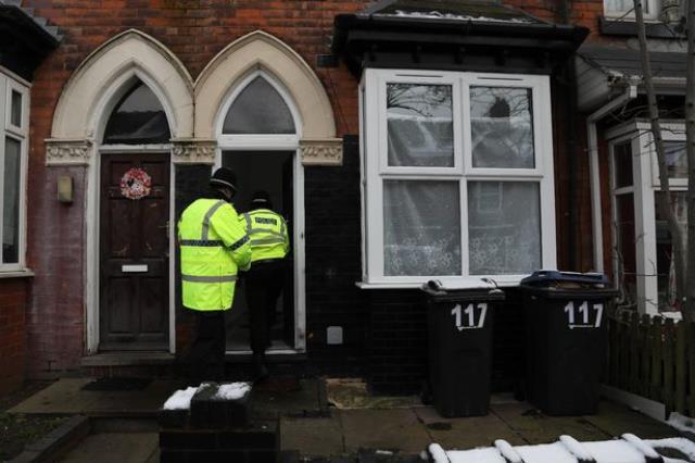 Evin arka bahçesinde kazı yapan yetkililer, toprağın içinde korkunç bir manzarayla karşılaştı