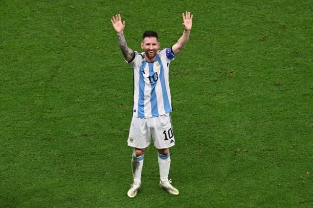 Sebebi ortaya çıktı! Herkes Dünya Kupası'nı kaldırmadan önce Messi'ye giydirilen kıyafeti konuşuyor