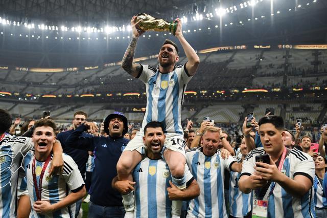 Arjantin, Dünya Kupası'nı ülkeye getirdi! Uçaktan ilk inen isim olan Messi'den tarihi poz