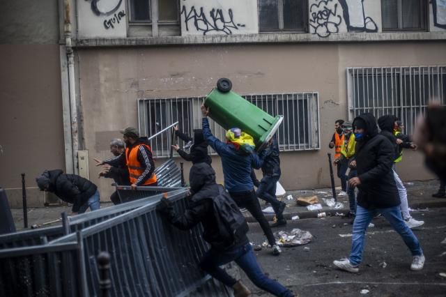 Fransa'dan protestoları daha da körükleyecek karar