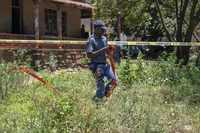 JOHANNESBURG - Güney Afrika'da akaryakıt tankerinin patlaması sonucu 10 kişi öldü (2)