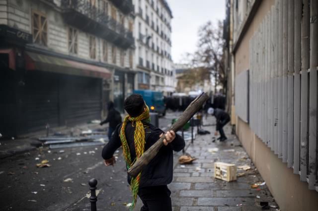 Paris'te sokaklar karıştı