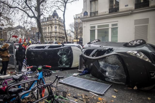 Paris'te sokaklar karıştı