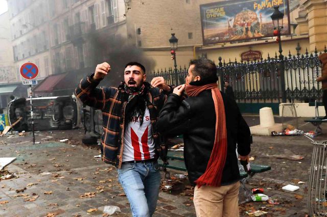 Paris'i savaş alanına çeviren göstericiler, terör örgütü PKK elebaşı Öcalan'ın flamalarını taşıdı