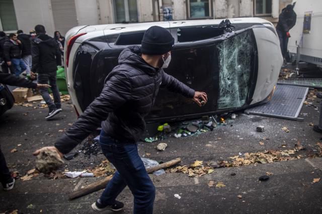 Fransa, Paris'i savaş alanına çeviren gösterileri daha da körükleyecek kararından geri adım attı