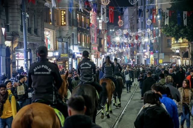 Yeni yıla saatler kala adım atacak yer kalmadı! Kutlamaların adresi yine Taksim