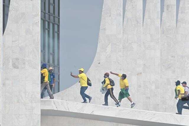 Seçim yenilgisini hazmedemeyen vatandaşlar kongre binasını bastı, ülke karıştı! Orduya müdahale çağrısı