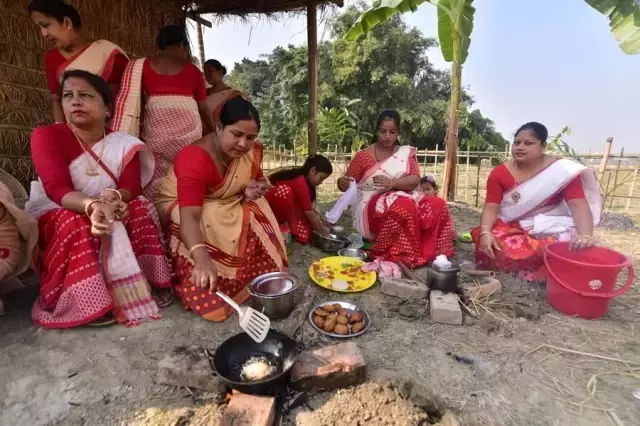 Hindistan'ın Assam Eyaletinde Bhogali Bihu Festivali İçin Toplu Halde Balık Tutuldu