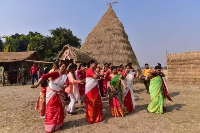 Hindistan'ın Assam Eyaletinde Bhogali Bihu Festivali İçin Toplu Halde Balık Tutuldu