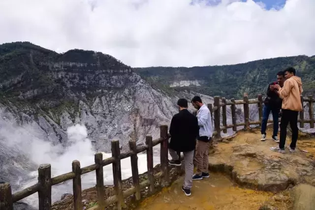 Endonezyalılar, Bahar Festivali Tatilinde Yanardağ Görmeye Gidiyor