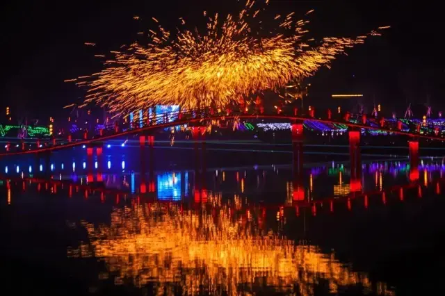 Çin'in Suining Kentinde Geleneksel Demir Çiçekler Gösterisi