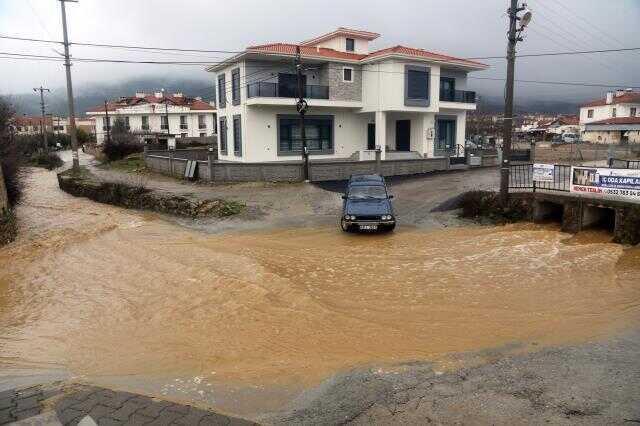Sağanak ve fırtına Muğla'yı esir aldı! Marmaris Körfezi kahverengiye döndü