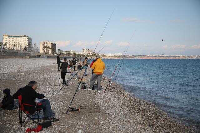 Antalya'da balık havuzunun patladığını duyan, oltalarıyla sahile koştu! Kilo kilo yakaladılar