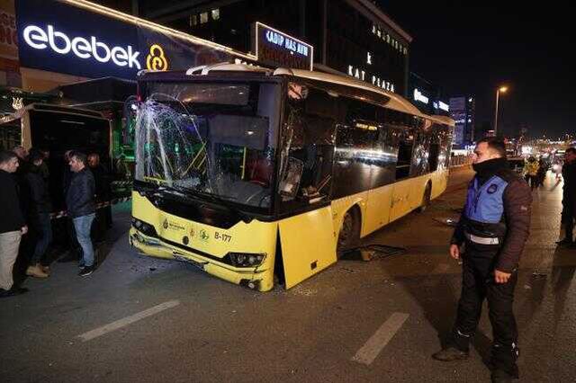 Son Dakika: İstanbul Bahçelievler'de İETT otobüsünün durağa daldığı kazada ölü sayısı 2'ye çıktı!