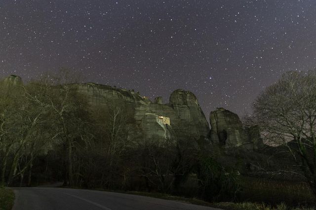 Yıldızlı Gecede Meteora'nın Muhteşem Manzarası