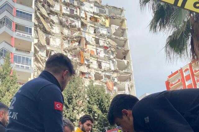 Yeni deprem 12 katlı binayı yıktı, yan bloktaki mahsur kalanlar kurtarılıyor