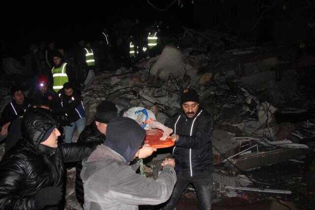 Depremde ağır yara alan Hatay'da 26 saat sonra gelen mutluluk! 2 çocuk enkazdan sağ olarak kurtarıldı