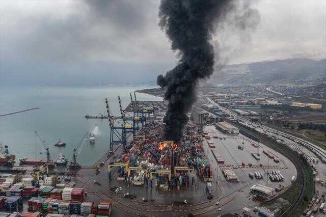 İskenderun Limanı'nda depremde devrilen konteynerlerde çıkan yangına uçakla müdahale