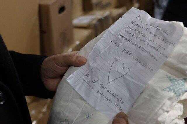 Yardım kolilerinde depremzedelere duygusal mesajlar: Şehidimin giyemediği çorapları