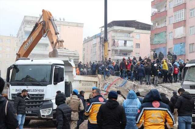 Son Dakika: 10 ili vuran depremde bilanço her geçen dakika ağırlaşıyor! Hayatını kaybedenlerin sayısı 5 bin 894'e yükseldi
