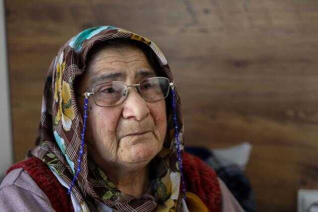 Depremden kurtulan yaşlı kadın geride bıraktığı 7 çocuğu ve 12 torununa ağlıyor