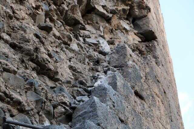 Şiddetli iki deprem 5 bin yıllık Diyarbakır Surları'nı da vurdu