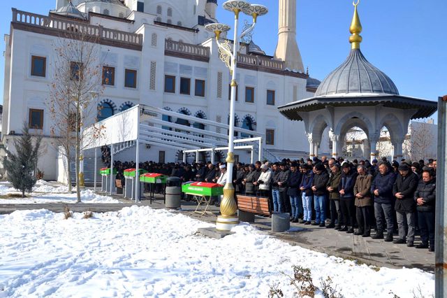 Yüzlerce kişi cenazeye akın etti, aileden geriye kalan o fotoğrafları görenler gözyaşlarını tutamadı