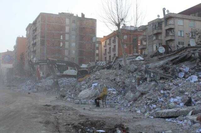 Aynı apartmanda 15 akrabasını kaybetti! 16 yaşındaki yeğeni için enkaz başından bir saniye ayrılmıyor