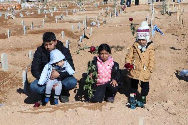 En acı Sevgililer Günü! Depremde kaybettiği eşinin mezarına çocuklarıyla birlikte gidip gül bıraktı