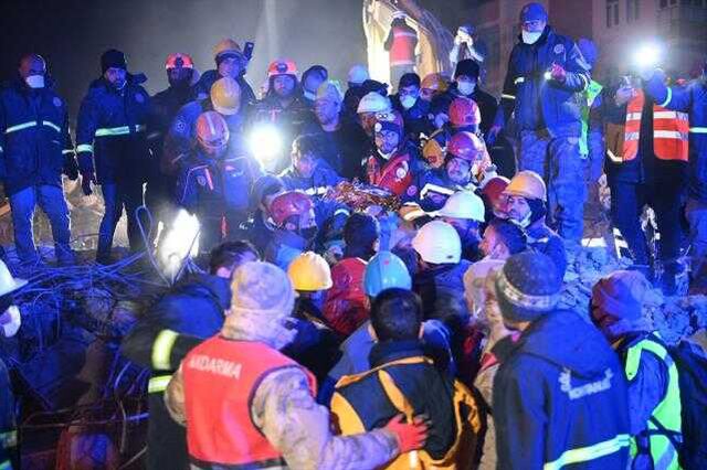 Son Dakika: 212. saatte gelen mucize! 77 yaşındaki Fatma Güngör enkazdan sağ olarak çıkarıldı