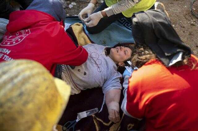 Son Dakika! Hatay'da bir anne ve 2 çocuğu, depremin 228. saatinde enkazdan sağ çıkarıldı