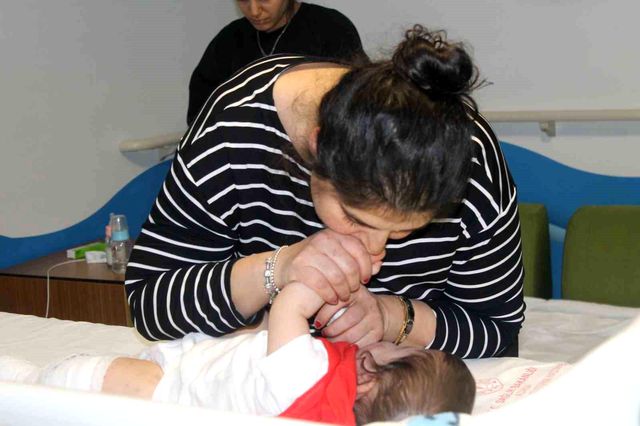 Kedi miyavlamasına koşan komşuların bulduğu Birce bebek, ailesine kavuştu
