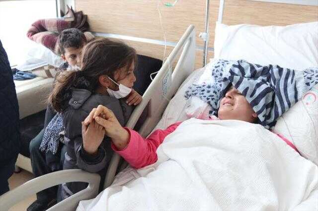 Hastanede 3 çocuğuna kavuşan depremzede anne gözyaşlarına hakim olamadı