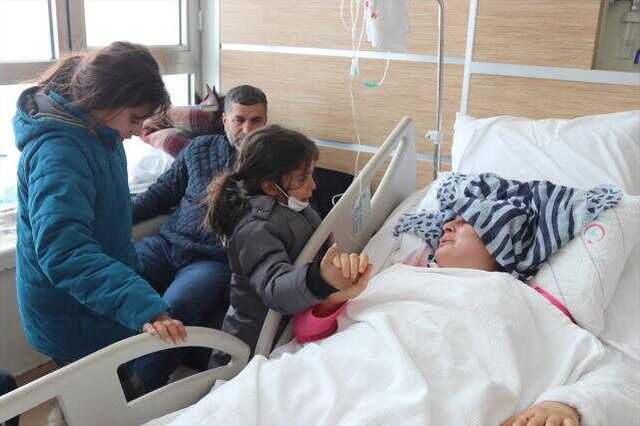 Hastanede 3 çocuğuna kavuşan depremzede anne gözyaşlarına hakim olamadı