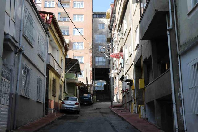 Altından sokak geçen apartman deprem sonrası tekrar akıllara geldi