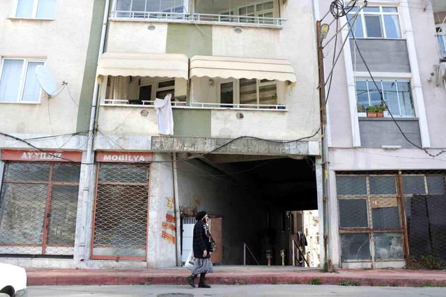 Altından sokak geçen apartman deprem sonrası tekrar akıllara geldi