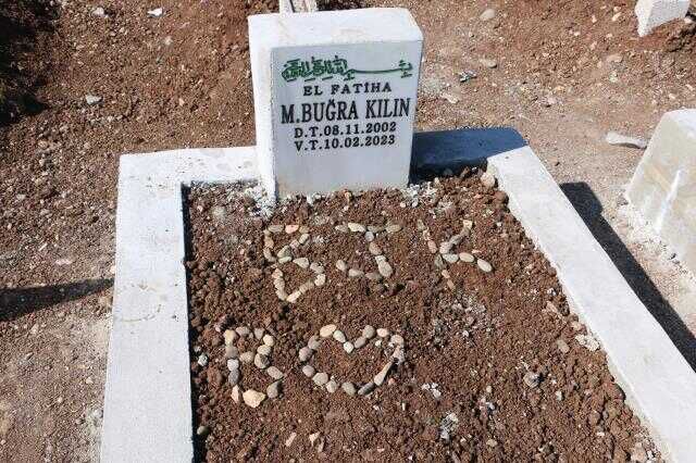 Depremde hayatını kaybedenlerin mezarlarına, yürek yakan hatıraları diziliyor