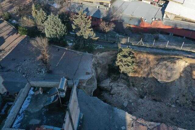 Depremin ardından Gaziantep'teki Derin Çukur Caddesi'nde 'derin çukur' oluştu