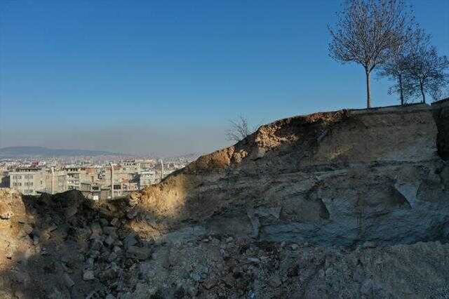 Depremin ardından Gaziantep'teki Derin Çukur Caddesi'nde 'derin çukur' oluştu