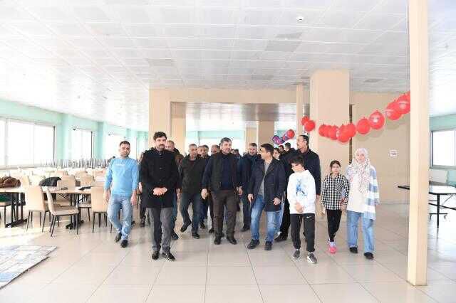 Muş Belediye Başkanı Feyat Asya ve eşi Suna Asya, depremzedeleri ziyaret etti