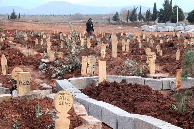 Deprem bölgesinde kahreden görüntüler! Not bırakan da var üzerini örten de
