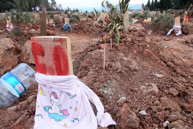 Deprem bölgesinden yürek burkan görüntüler! Not bırakan da var üzerini örten de