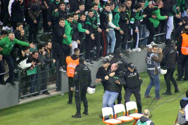 Kocaelispor - Sakaryaspor maçında tribünde gerginlik