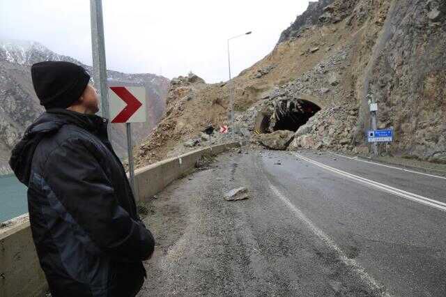 Vali heyelan bölgesinde açıklama yaparken 2. kez heyelan meydan geldi