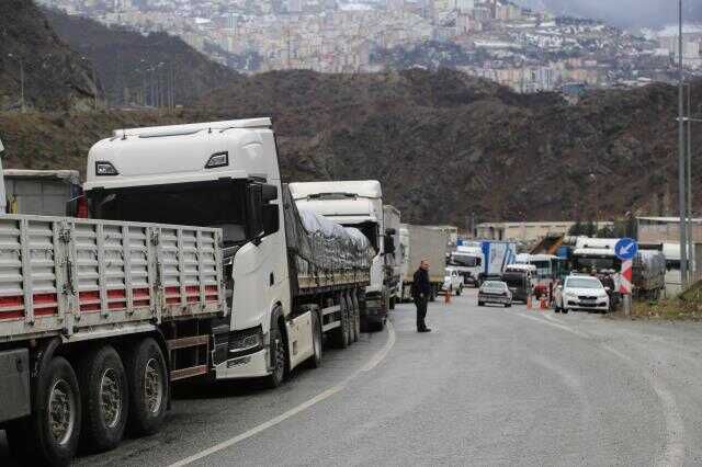 Vali heyelan bölgesinde açıklama yaparken 2. kez heyelan meydan geldi