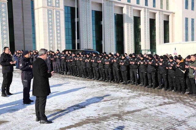 300 polis dualarla yardım için deprem bölgesine gönderildi
