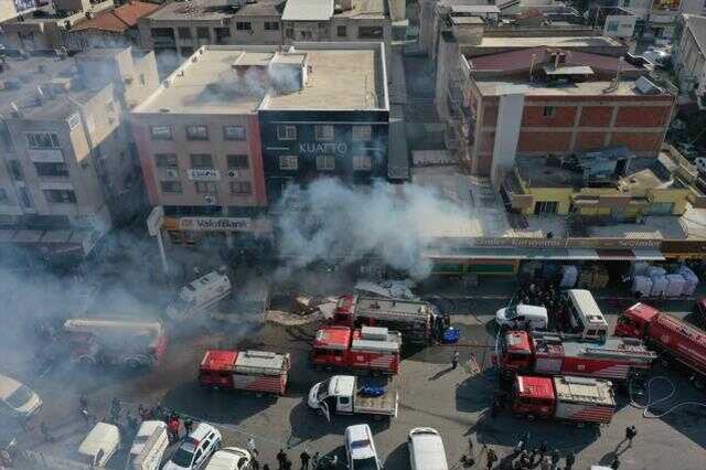 İzmir'de kozmetik mağazasının deposunda yangın: 2 ölü (2)