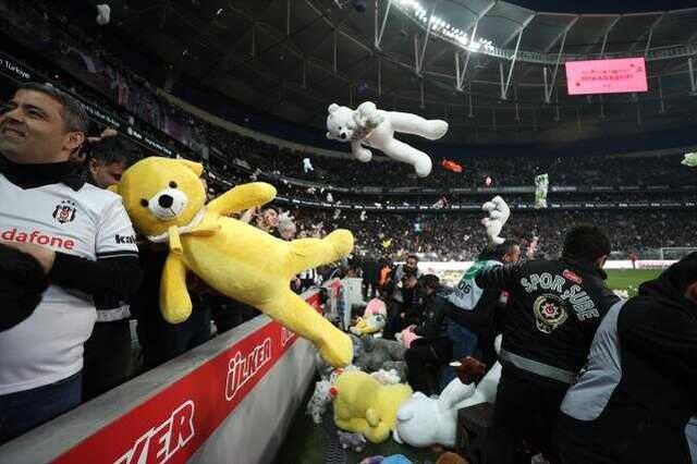 Herkesin gözü doldu! Beşiktaş stadının zeminine oyuncak yağdı