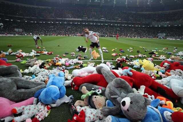Herkesin gözü doldu! Beşiktaş stadının zeminine oyuncak yağdı