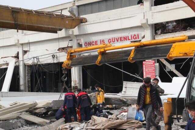 Kahramanmaraş'taki depremde hasar alan metal fabrikası çöktü! 1 ölü, 4 yaralı
